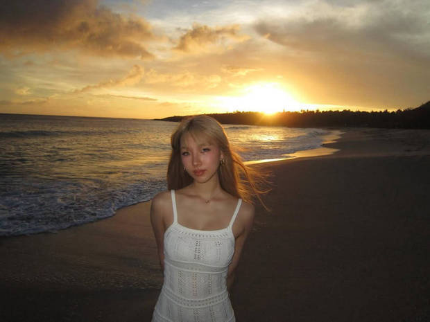 小S大女儿Elly晒金发海边美照 投喂卡皮巴拉心情大好 -5