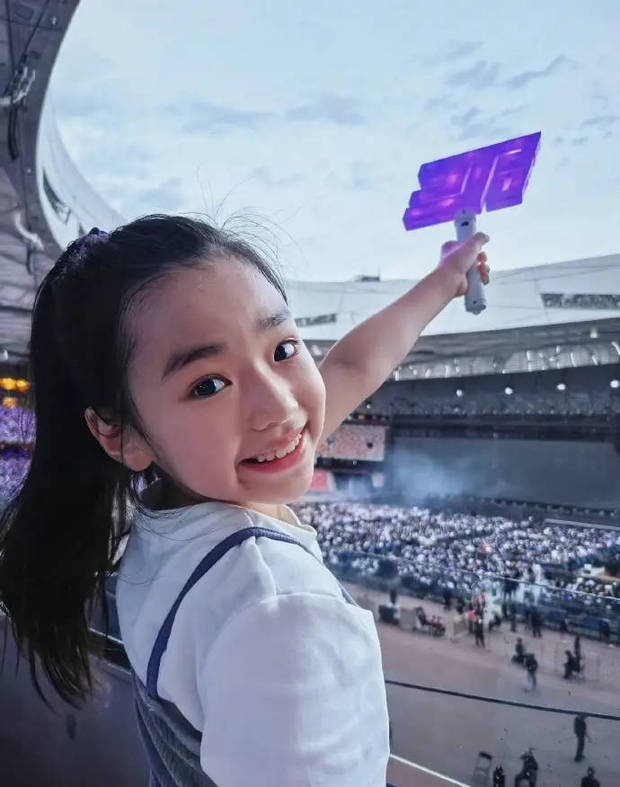 董璇携女儿追星林俊杰，小酒窝举灯牌甜笑入镜 -2