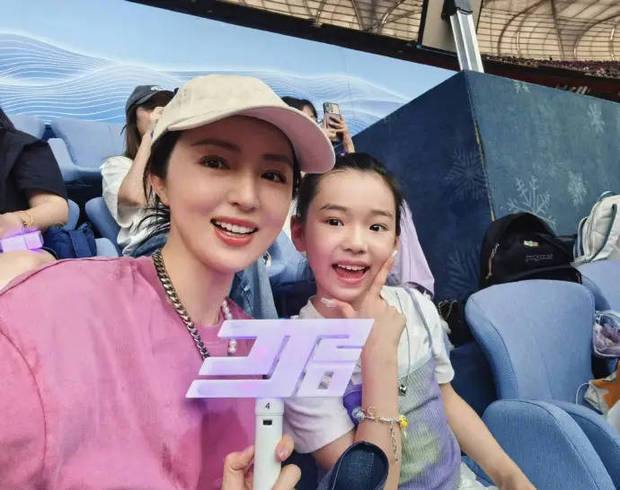 董璇携女儿追星林俊杰，小酒窝举灯牌甜笑入镜 -4