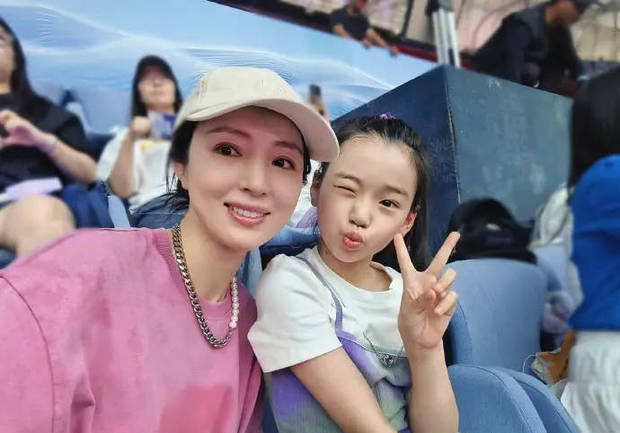董璇携女儿追星林俊杰，小酒窝举灯牌甜笑入镜 -3