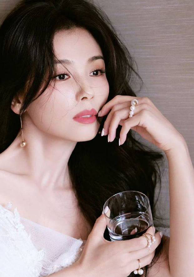 刘涛白衣配长卷发造型出圈，清新飒爽气质尽显 -2