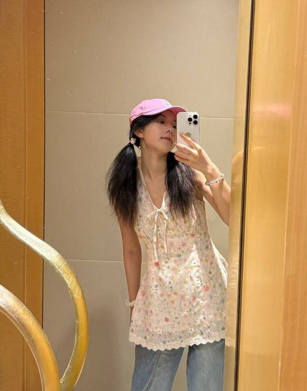 赵今麦双马尾搭配挂脖碎花上衣，活泼少女感溢出屏幕 -4