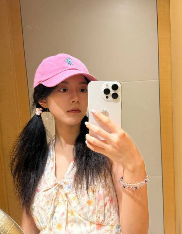 赵今麦双马尾搭配挂脖碎花上衣，活泼少女感溢出屏幕 -3
