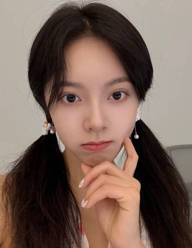 赵今麦双马尾搭配挂脖碎花上衣，活泼少女感溢出屏幕 -2