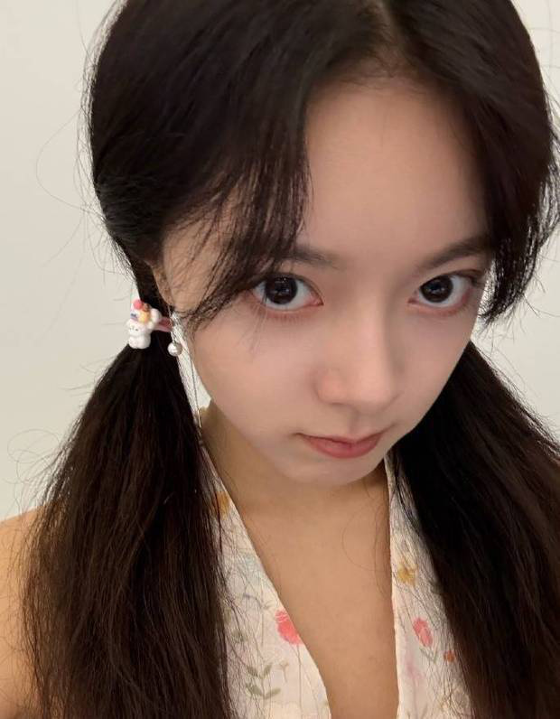 赵今麦双马尾搭配挂脖碎花上衣，活泼少女感溢出屏幕 -1