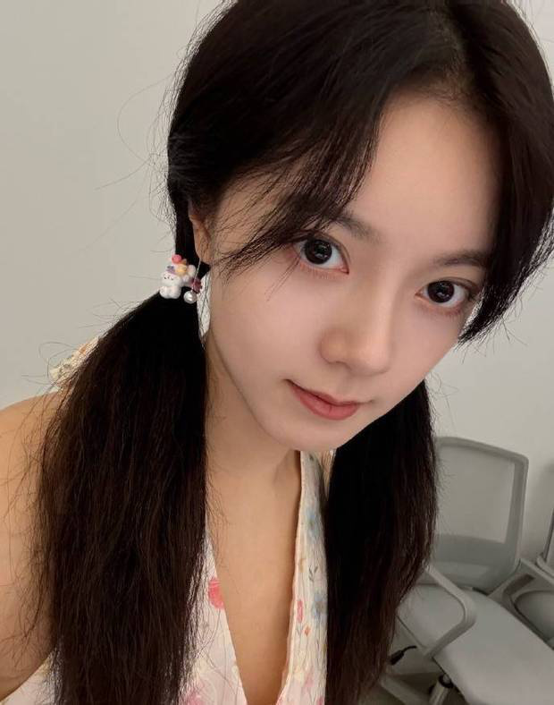 赵今麦双马尾搭配挂脖碎花上衣，活泼少女感溢出屏幕 -6