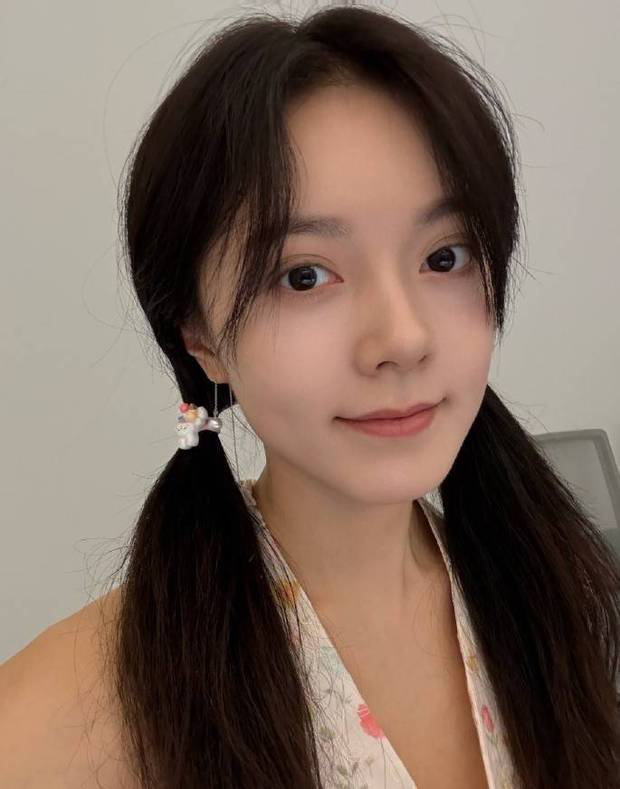 赵今麦双马尾搭配挂脖碎花上衣，活泼少女感溢出屏幕 -7