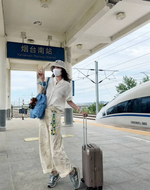 宋佳高铁站休闲装随拍 俏皮远眺灵动满分 -2