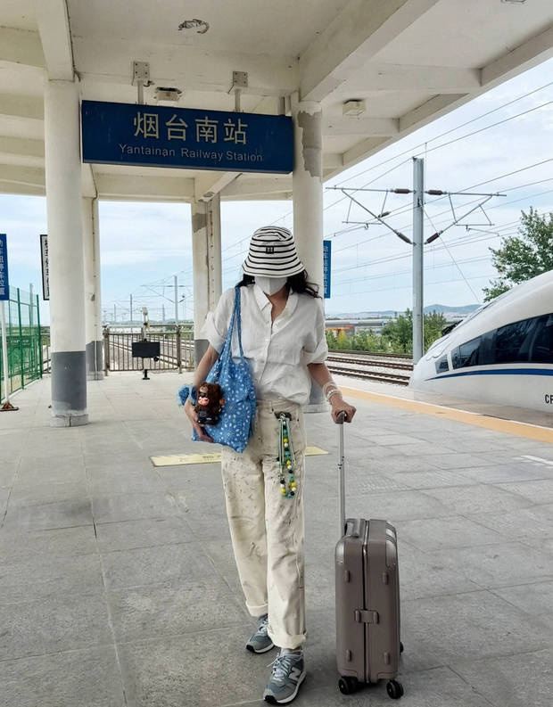 宋佳高铁站休闲装随拍 俏皮远眺灵动满分 -1