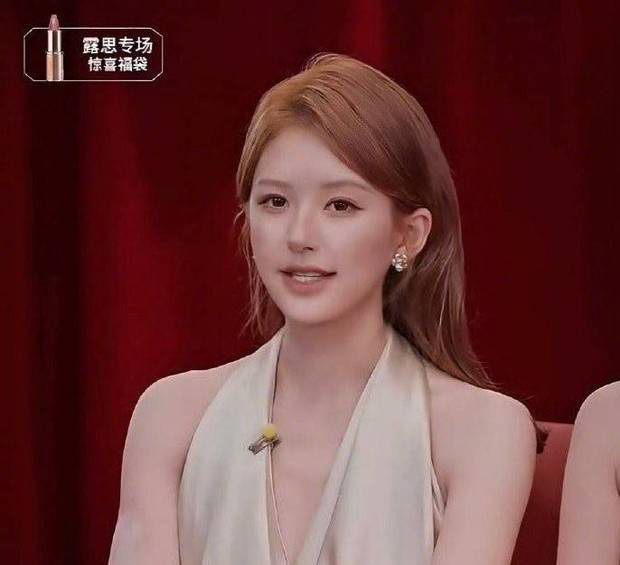 赵露思挂脖缎面裙直播温婉灵动 -6