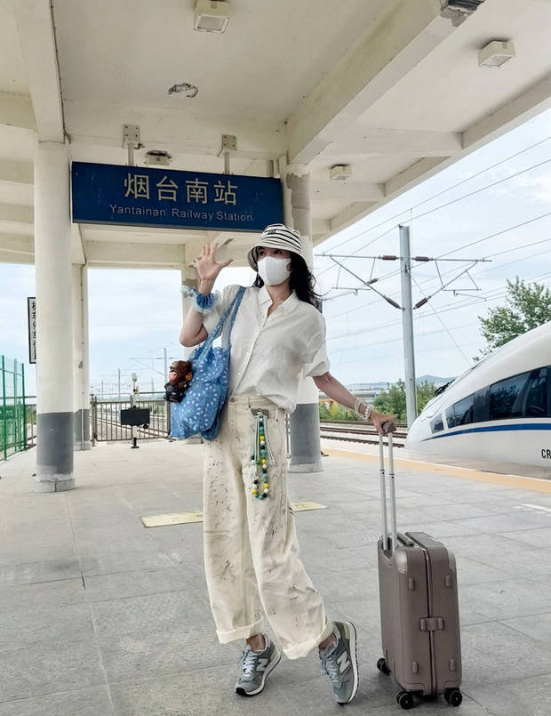 宋佳高铁站休闲装随拍 俏皮远眺灵动满分 -3