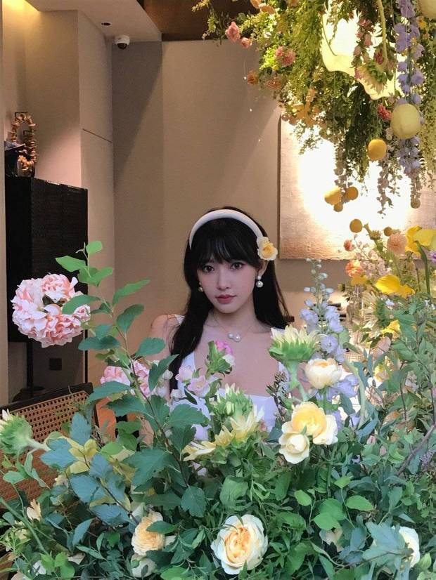 程潇白色包臀裙勾勒S曲线！与鲜花同框秒变氧气美女，氛围感拉满 -3