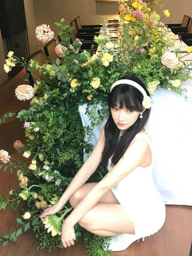 程潇白色包臀裙勾勒S曲线！与鲜花同框秒变氧气美女，氛围感拉满 -1