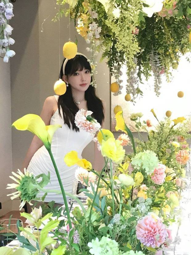 程潇白色包臀裙勾勒S曲线！与鲜花同框秒变氧气美女，氛围感拉满 -2