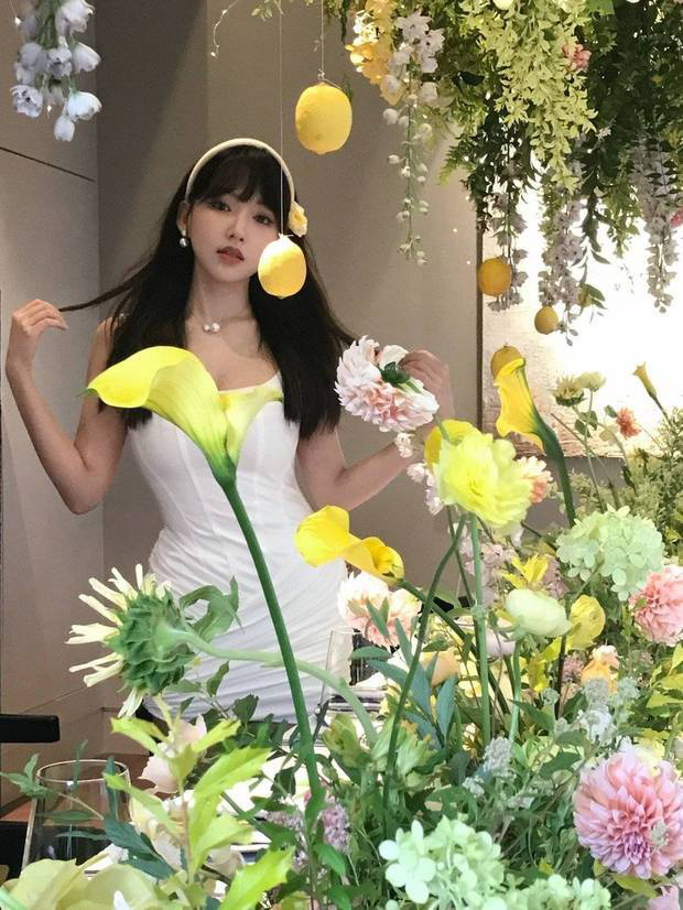 程潇白色包臀裙勾勒S曲线！与鲜花同框秒变氧气美女，氛围感拉满 -6