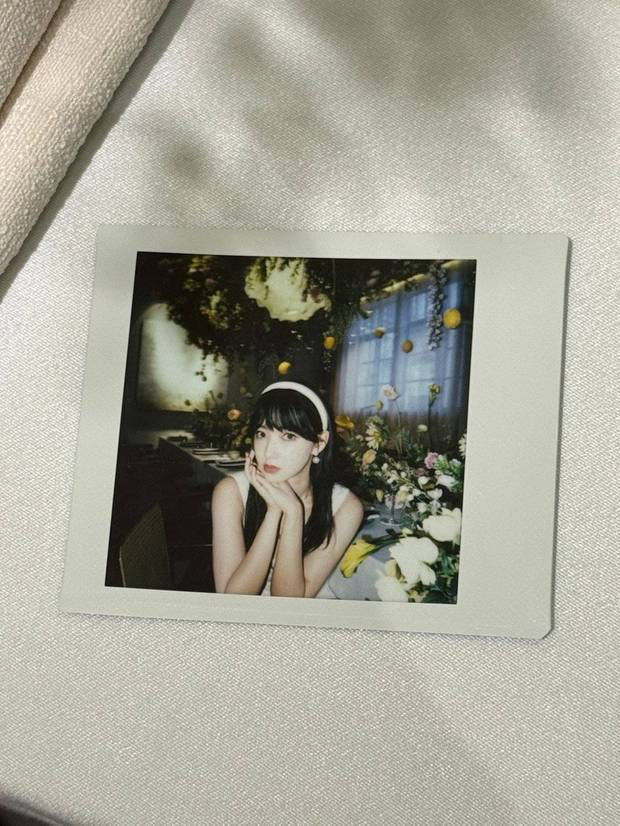 程潇白色包臀裙勾勒S曲线！与鲜花同框秒变氧气美女，氛围感拉满 -9