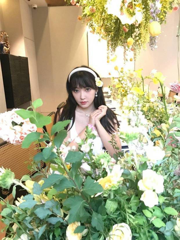 程潇白色包臀裙勾勒S曲线！与鲜花同框秒变氧气美女，氛围感拉满 -7