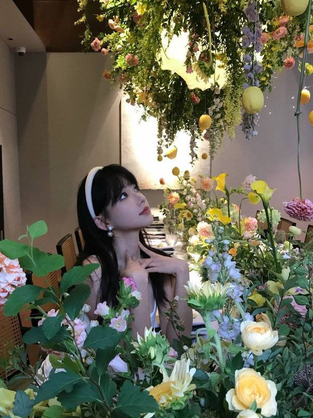 程潇白色包臀裙勾勒S曲线！与鲜花同框秒变氧气美女，氛围感拉满 -8