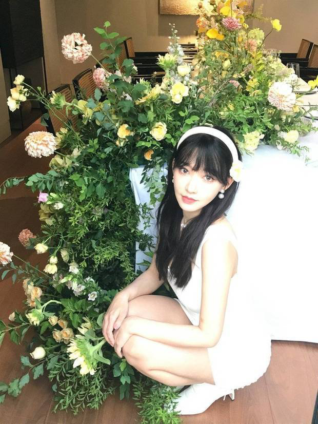 程潇白色包臀裙勾勒S曲线！与鲜花同框秒变氧气美女，氛围感拉满 -5
