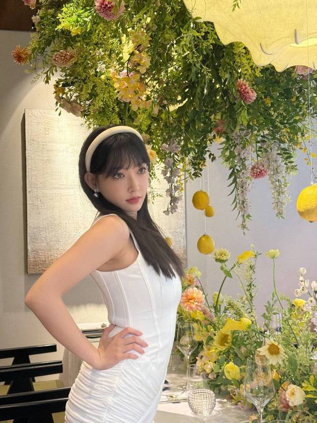 程潇白色包臀裙勾勒S曲线！与鲜花同框秒变氧气美女，氛围感拉满 -4