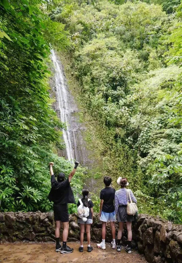 孙俪分享爬山日常：一家四口同框 等等身高已赶超妈妈 -1