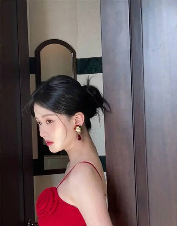 乔欣深V红裙亮相身姿婀娜 宛如娇艳玫瑰绽放 -1