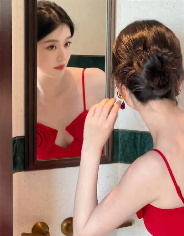 乔欣深V红裙亮相身姿婀娜 宛如娇艳玫瑰绽放 -5
