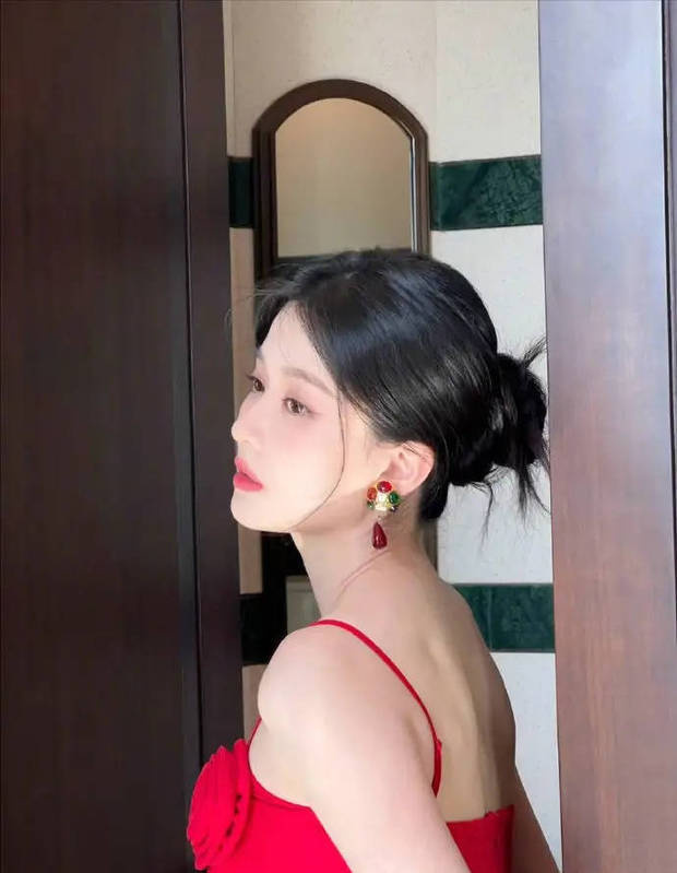 乔欣深V红裙亮相身姿婀娜 宛如娇艳玫瑰绽放 -4