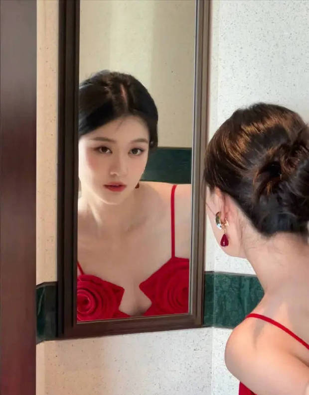 乔欣深V红裙亮相身姿婀娜 宛如娇艳玫瑰绽放 -2
