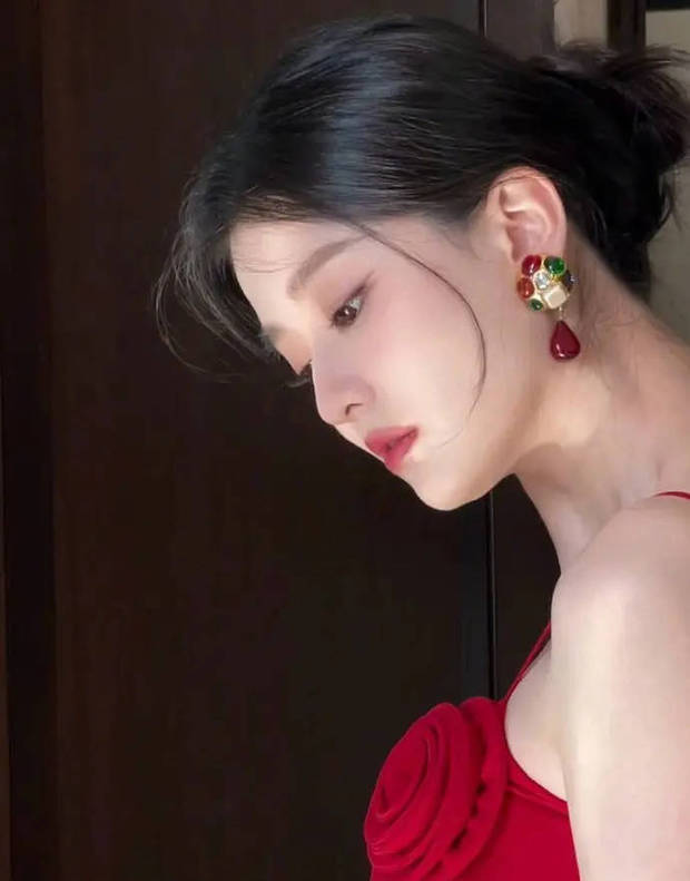 乔欣深V红裙亮相身姿婀娜 宛如娇艳玫瑰绽放 -6