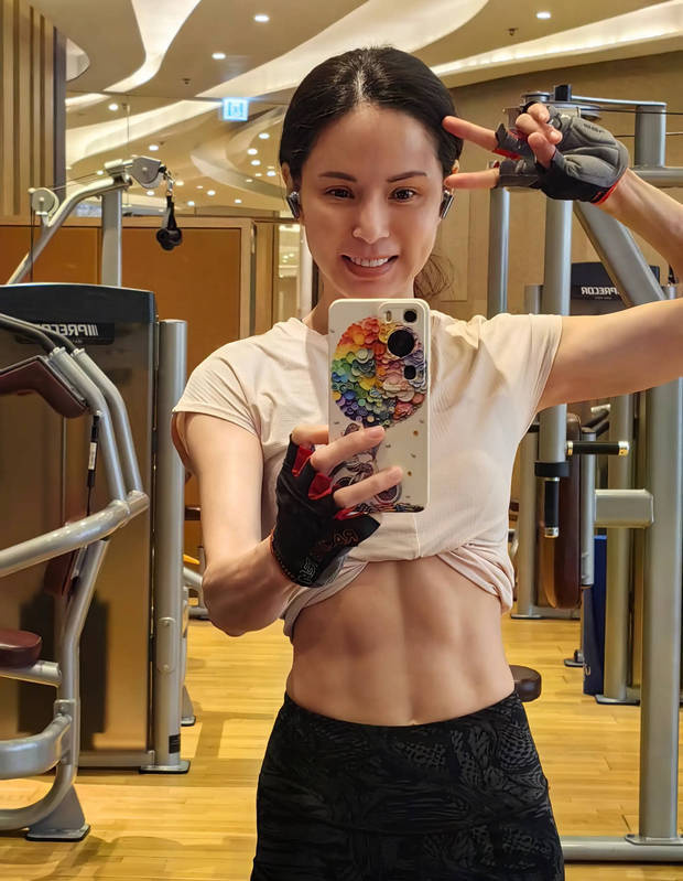 58岁李若彤秀腹肌马甲线超吸睛 -6
