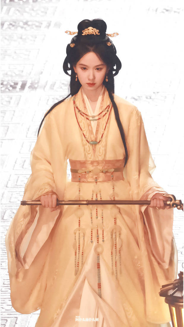陈都灵黄色长裙仙气十足 手提灯笼氛围感超强 -1