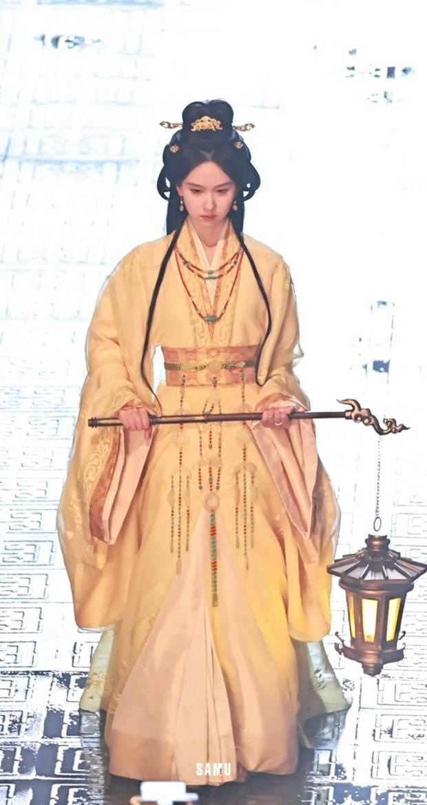 陈都灵黄色长裙仙气十足 手提灯笼氛围感超强 -4