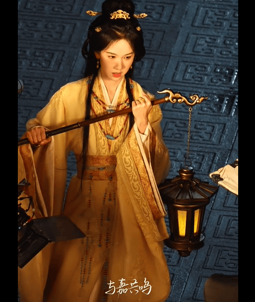 陈都灵黄色长裙仙气十足 手提灯笼氛围感超强 -6