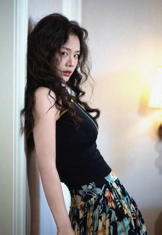 马思纯卷发配花卉长裙 笑容明媚状态超松弛 -6