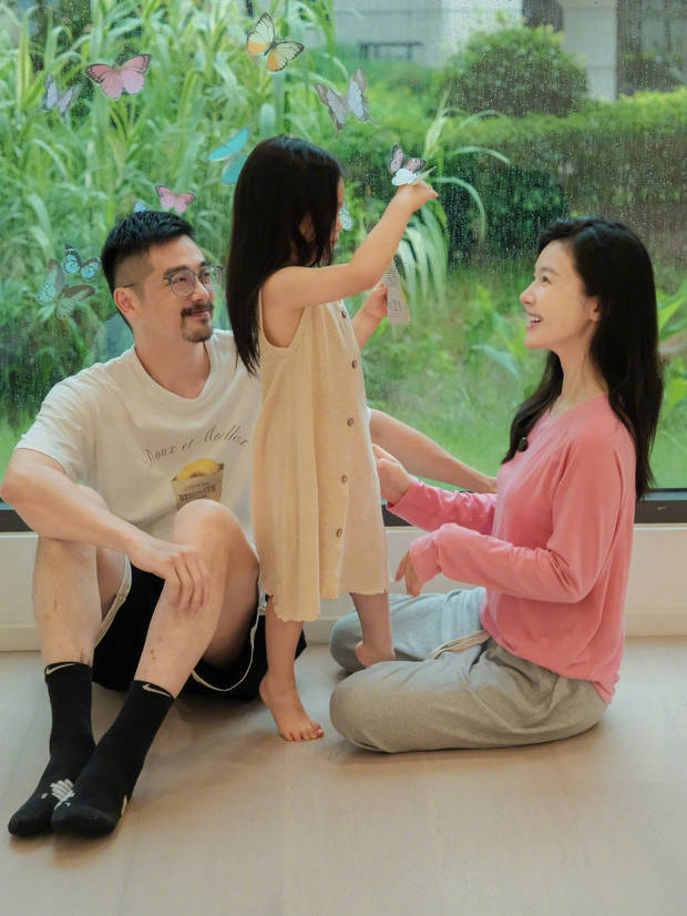 杨子姗晒一家三口捕风追蝶照！女儿背影萌化众人 -2