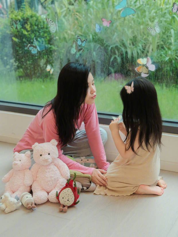 杨子姗晒一家三口捕风追蝶照！女儿背影萌化众人 -6