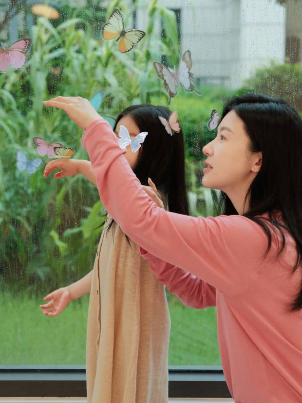 杨子姗晒一家三口捕风追蝶照！女儿背影萌化众人 -5