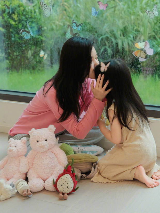 杨子姗晒一家三口捕风追蝶照！女儿背影萌化众人 -3