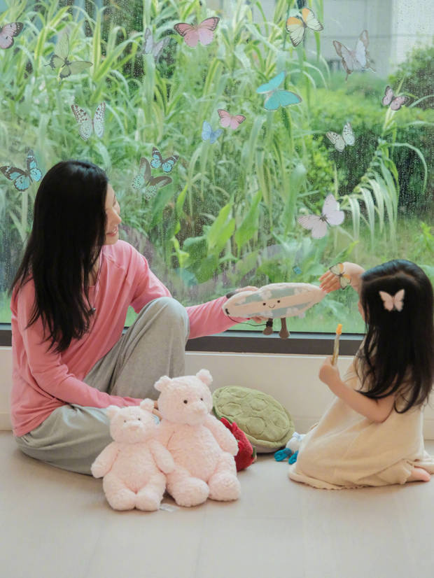 杨子姗晒一家三口捕风追蝶照！女儿背影萌化众人 -4