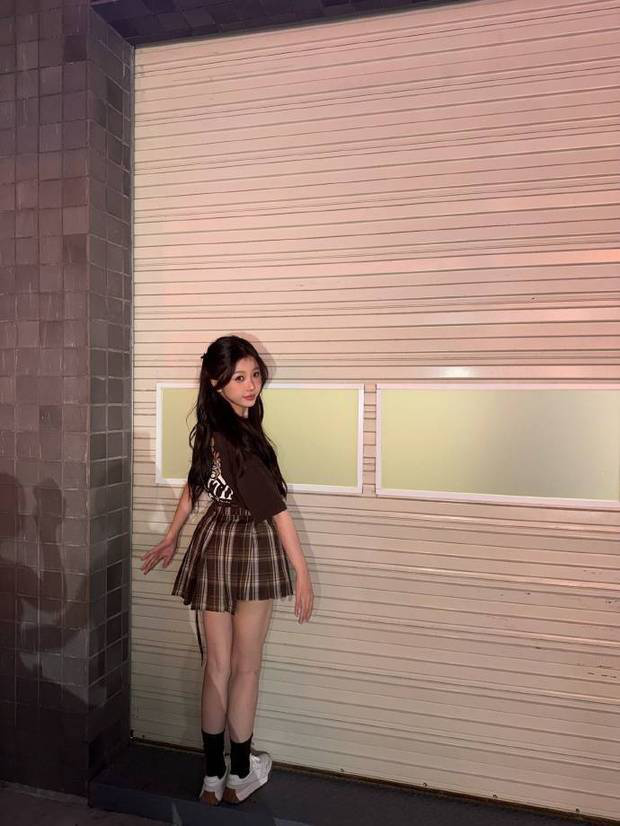 虞书欣制服造型少女感爆棚 嘟嘴配晒伤腮红超可爱 -1