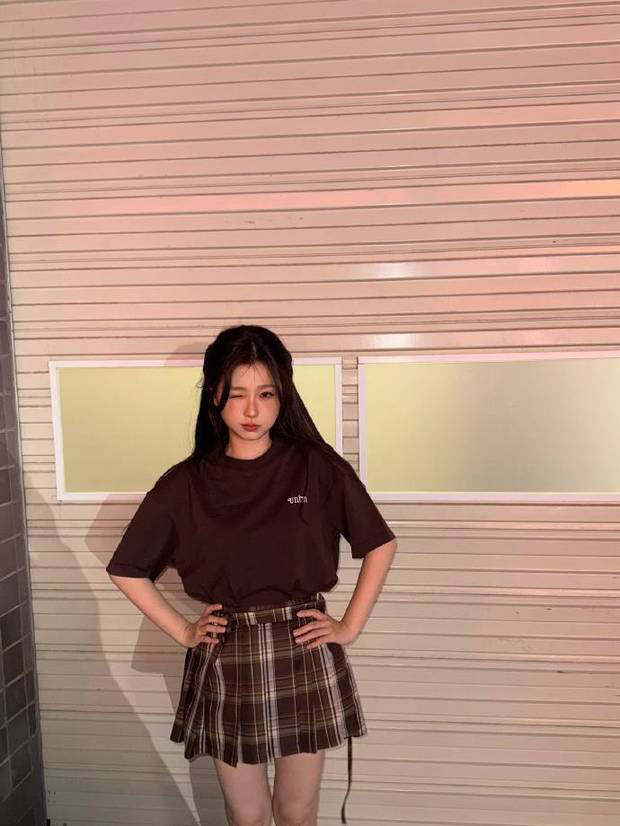 虞书欣制服造型少女感爆棚 嘟嘴配晒伤腮红超可爱 -2