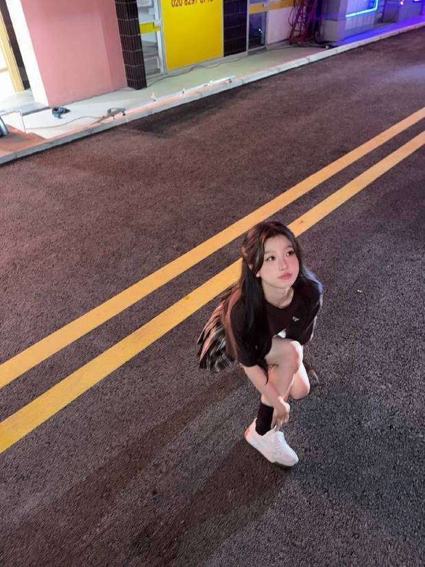 虞书欣制服造型少女感爆棚 嘟嘴配晒伤腮红超可爱 -3