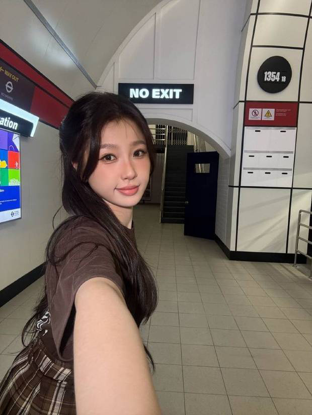 虞书欣制服造型少女感爆棚 嘟嘴配晒伤腮红超可爱 -4