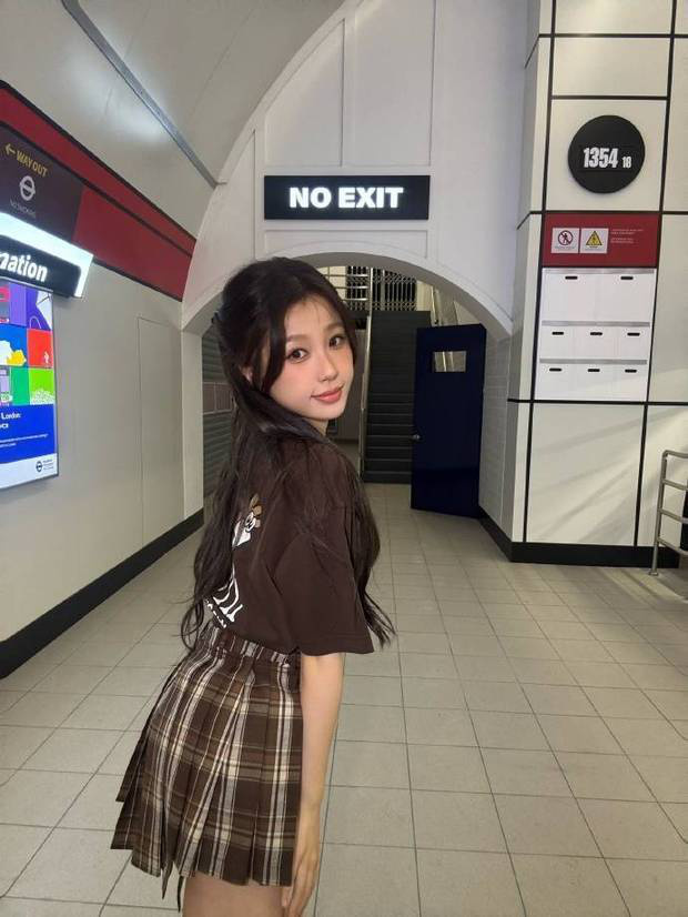 虞书欣制服造型少女感爆棚 嘟嘴配晒伤腮红超可爱 -5