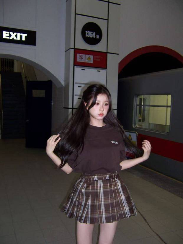 虞书欣制服造型少女感爆棚 嘟嘴配晒伤腮红超可爱 -7