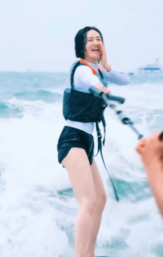 谢娜晒冲浪照，自在肆意，与友人高声互动，活力满溢。 -1