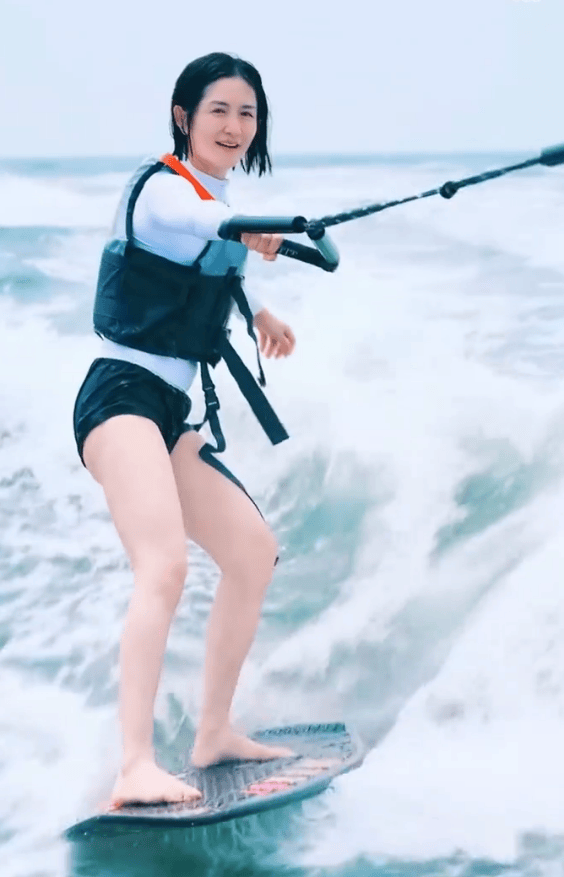 谢娜晒冲浪照，自在肆意，与友人高声互动，活力满溢。 -2