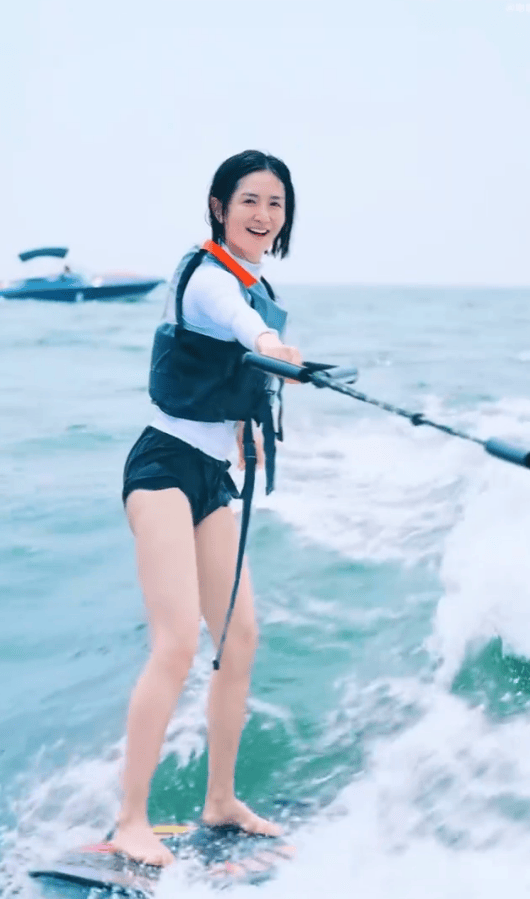 谢娜晒冲浪照，自在肆意，与友人高声互动，活力满溢。 -3