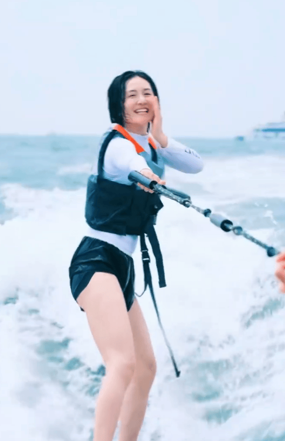 谢娜晒冲浪照，自在肆意，与友人高声互动，活力满溢。 -4